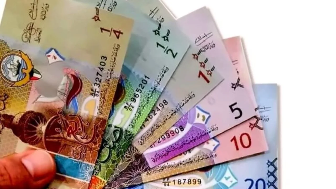 سعر الدينار الكويتي يحقق قفزة جديدة ويصل إلى أعلى مستوياته بالبنوك المحلية